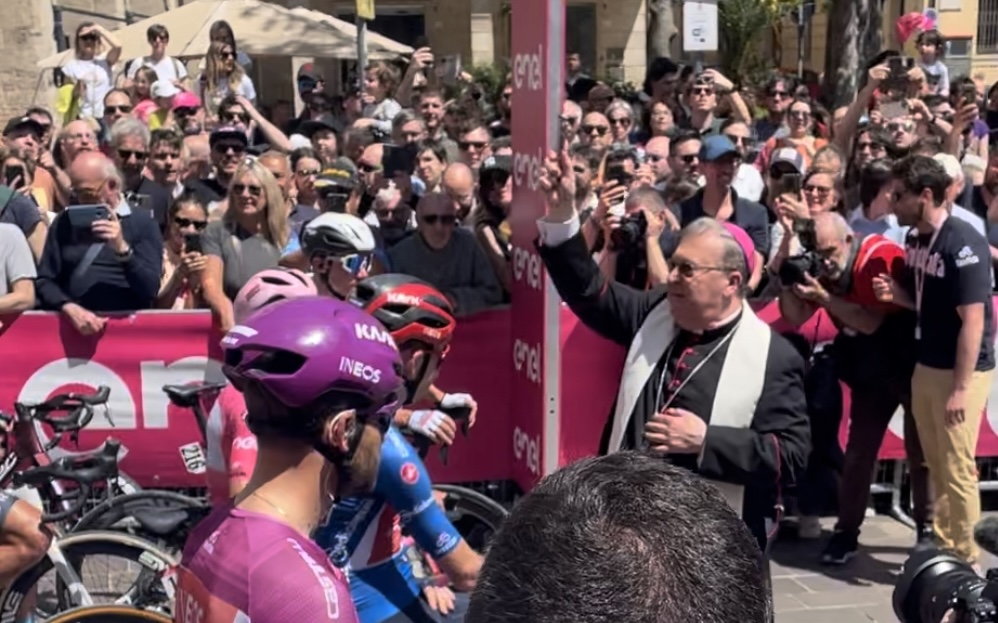 Giro d'Italia: Mons. Leuzzi benedice la partenza della carovana rosa